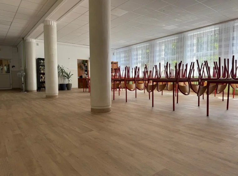 Realizacja: Remont szkoły – nowa podłoga w holu i stołówce
