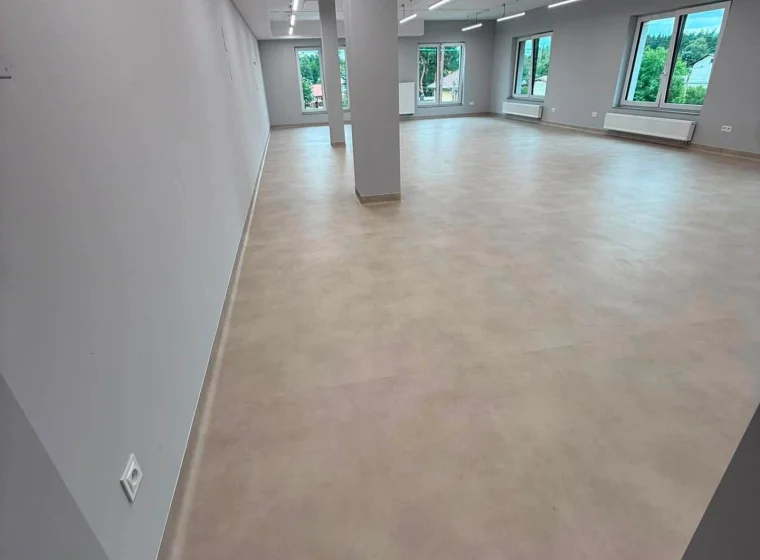 Realizacja montażu wykładzin PCV w szkole - Forbo - Wykładziny Warszawa