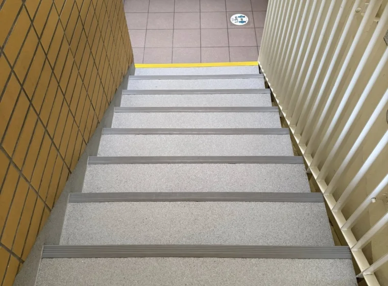 Szkolne przestrzenie zostały oddane do użytku przed rozpoczęciem zajęć – gotowe na powrót uczniów, bezpieczne, funkcjonalne i estetyczne. | Wykladziny-Warszawa.pl