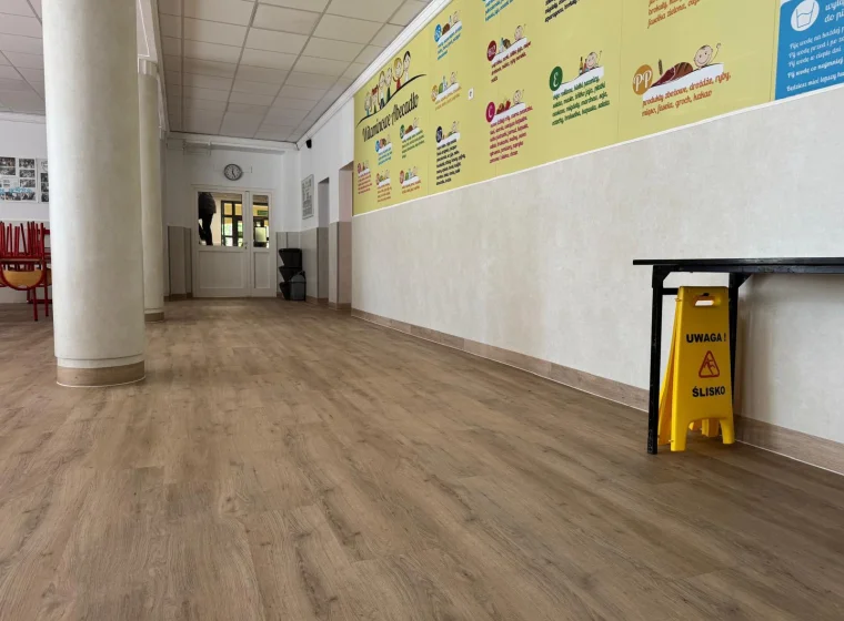 Realizacja: Remont szkoły – nowa podłoga w holu i stołówce