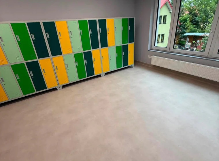 Realizacja montażu wykładzin PCV w szkole - Forbo - Wykładziny Warszawa