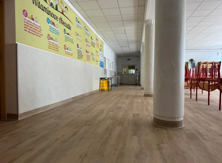 Realizacja: Remont szkoły – nowa podłoga w holu i stołówce