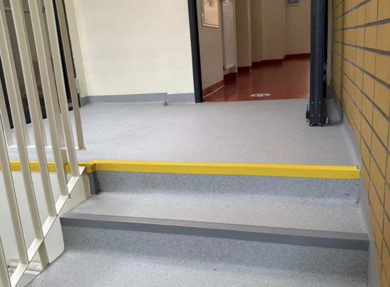 Szkolne przestrzenie zostały oddane do użytku przed rozpoczęciem zajęć – gotowe na powrót uczniów, bezpieczne, funkcjonalne i estetyczne. | Wykladziny-Warszawa.pl