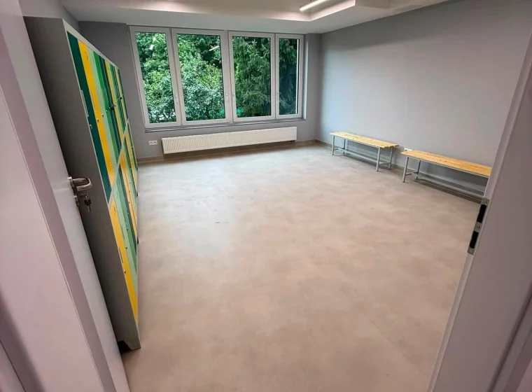 Realizacja montażu wykładzin PCV w szkole - Forbo - Wykładziny Warszawa