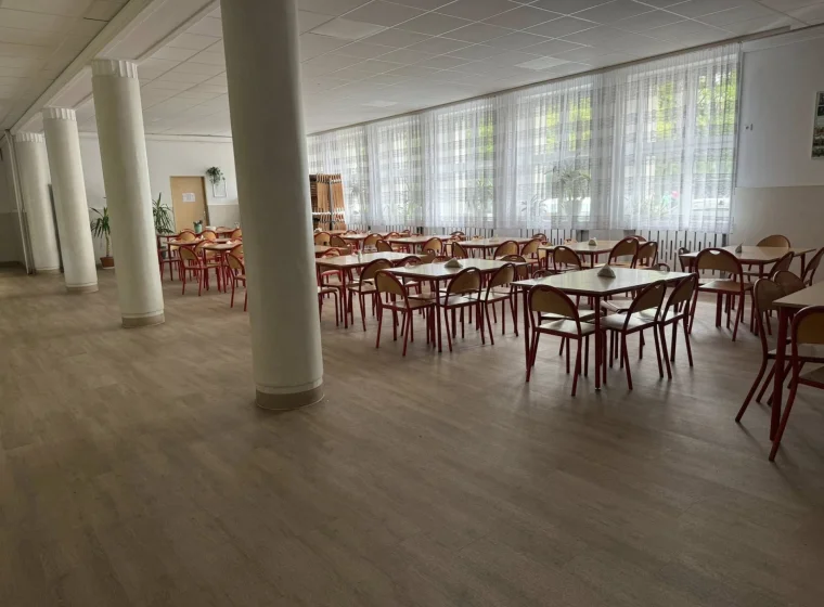Realizacja: Remont szkoły – nowa podłoga w holu i stołówce