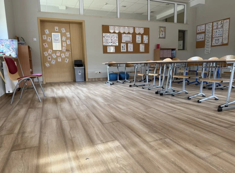 Szkolne przestrzenie zostały oddane do użytku przed rozpoczęciem zajęć – gotowe na powrót uczniów, bezpieczne, funkcjonalne i estetyczne. | Wykladziny-Warszawa.pl