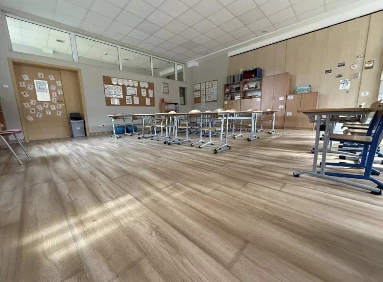 Szkolne przestrzenie zostały oddane do użytku przed rozpoczęciem zajęć – gotowe na powrót uczniów, bezpieczne, funkcjonalne i estetyczne. | Wykladziny-Warszawa.pl