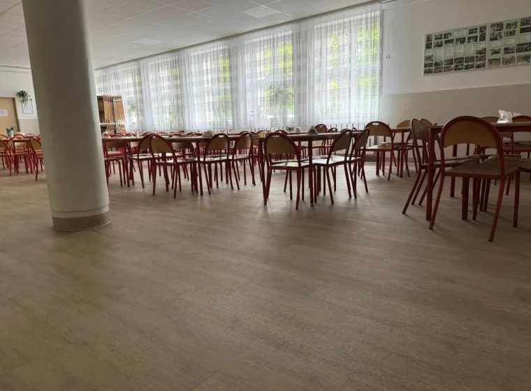 Realizacja: Remont szkoły – nowa podłoga w holu i stołówce