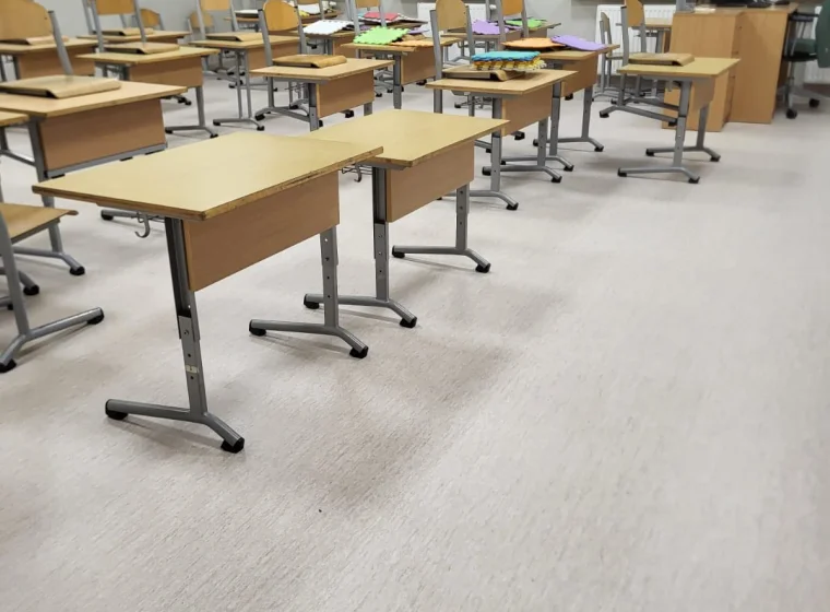 Szkolne przestrzenie zostały oddane do użytku przed rozpoczęciem zajęć – gotowe na powrót uczniów, bezpieczne, funkcjonalne i estetyczne. | Wykladziny-Warszawa.pl