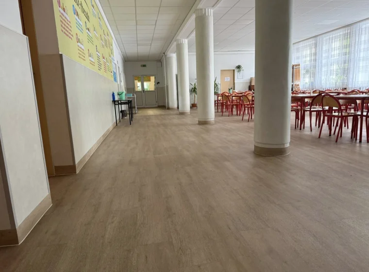 Realizacja: Remont szkoły – nowa podłoga w holu i stołówce