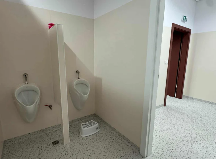 Wykładzina Tarazzo od Gerflor w szkole i wykladzina scienna mural calypso