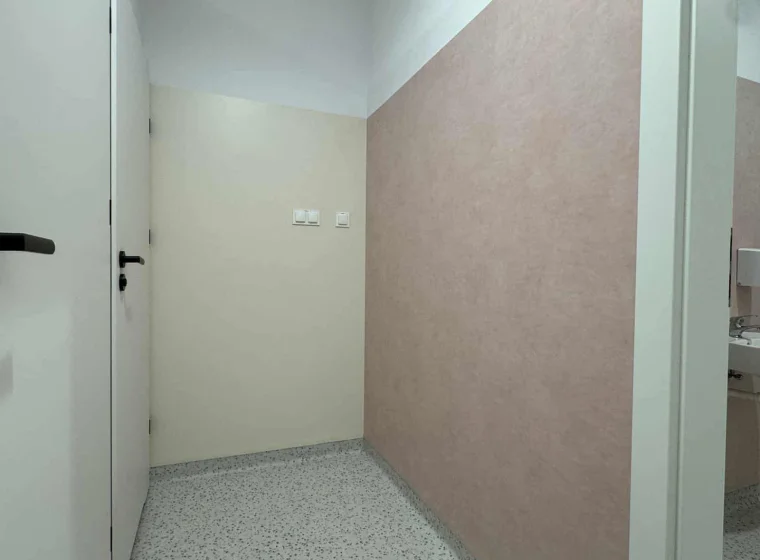 Wykładzina Tarazzo od Gerflor w szkole i wykladzina scienna mural calypso