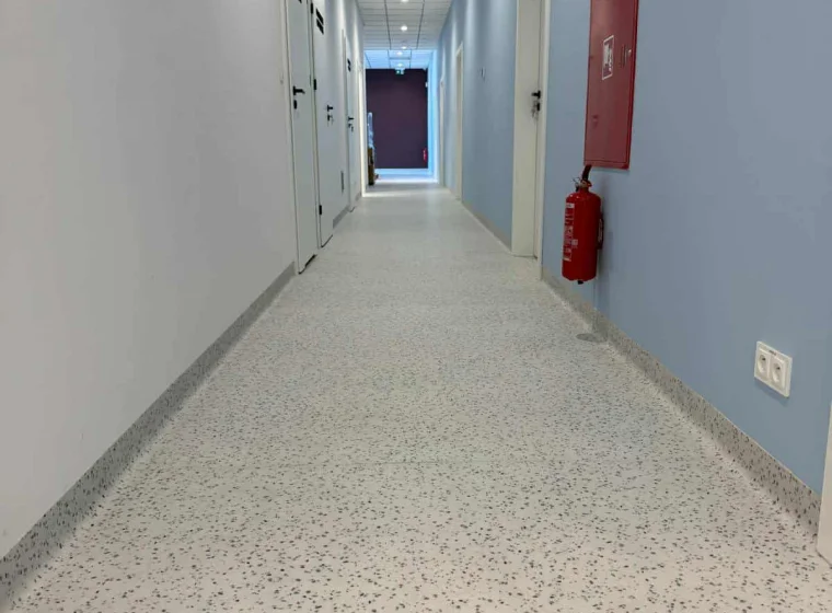 Wykładzina Tarazzo od Gerflor w szkole i wykladzina scienna mural calypso
