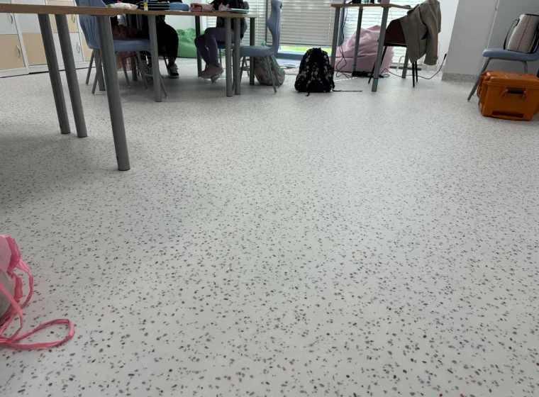 Wykładzina Tarazzo od Gerflor w szkole i wykladzina scienna mural calypso