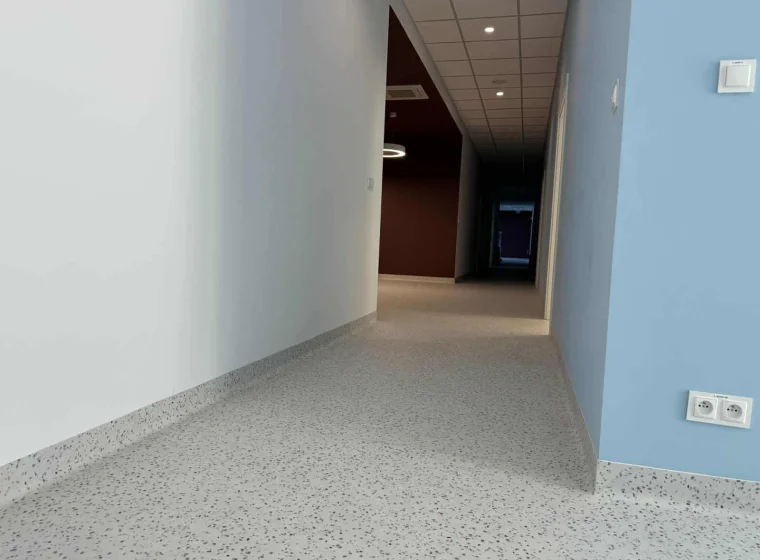 Wykładzina Tarazzo od Gerflor w szkole i wykladzina scienna mural calypso