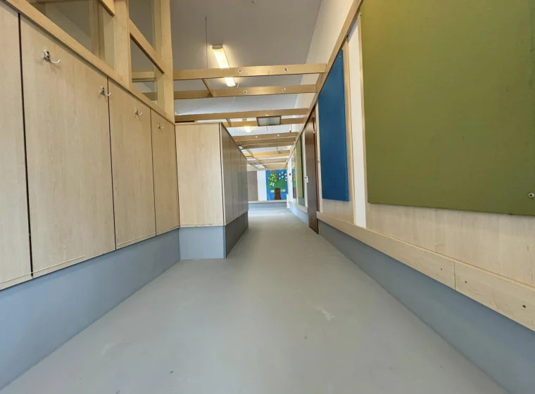 Kompleksowa realizacja podłóg w przestrzeni edukacyjnej - Szkoła Podstawowa w Mławie