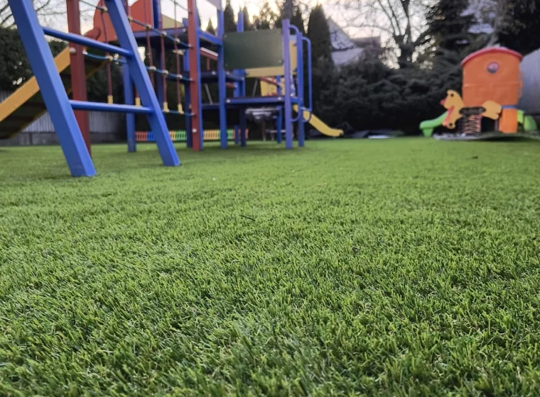 Sztuczna trawa – idealne rozwiązanie na place zabaw