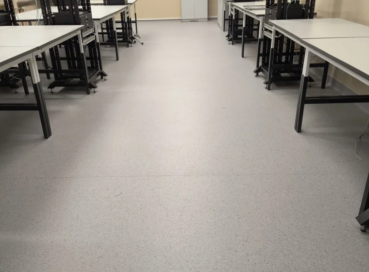 Kompleksowa wymiana podłóg w Technikum Informatycznym