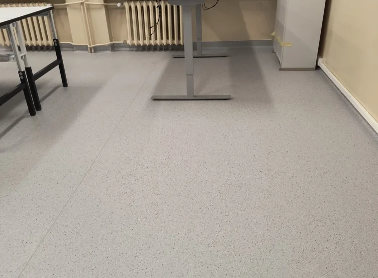 Kompleksowa wymiana podłóg w Technikum Informatycznym