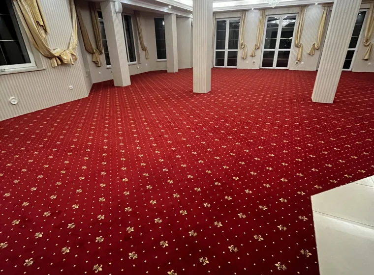 Sala bankietowa w Rezydencji Zalewskich, czerwona klasyczna wykładzina dywanowa w rolce