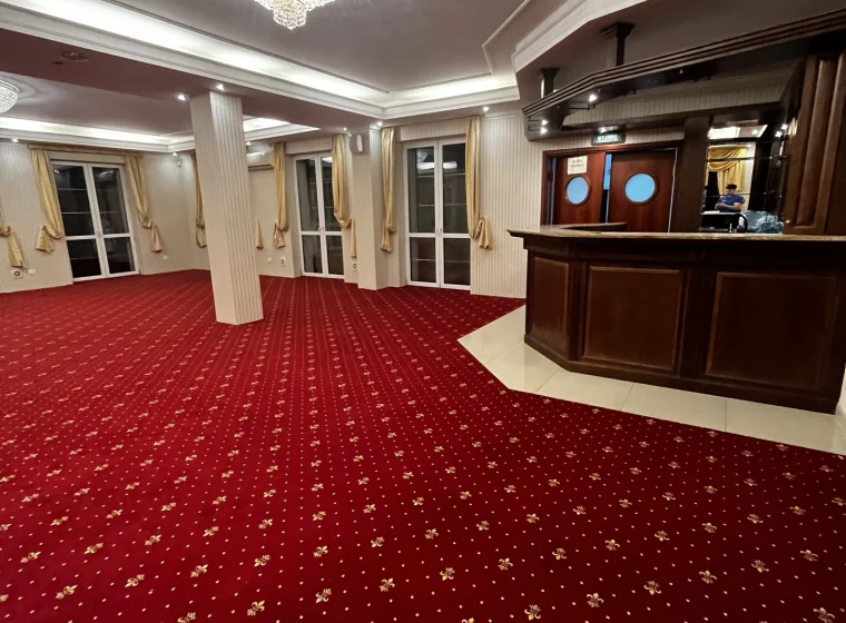 Sala bankietowa w Rezydencji Zalewskich, czerwona klasyczna wykładzina dywanowa w rolce