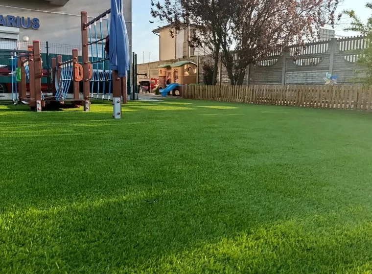 Sztuczna trawa na placu zabaw 200 m² | Warszawa – realizacja