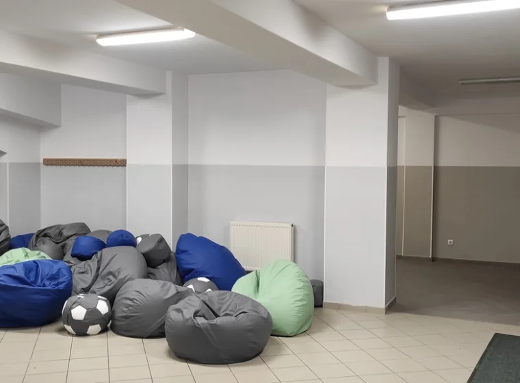 Wykładziny ścienne w kolorze szarym