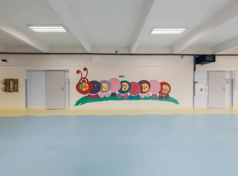 Szkolny korytarz - montaż wykładzin PCV Fatra