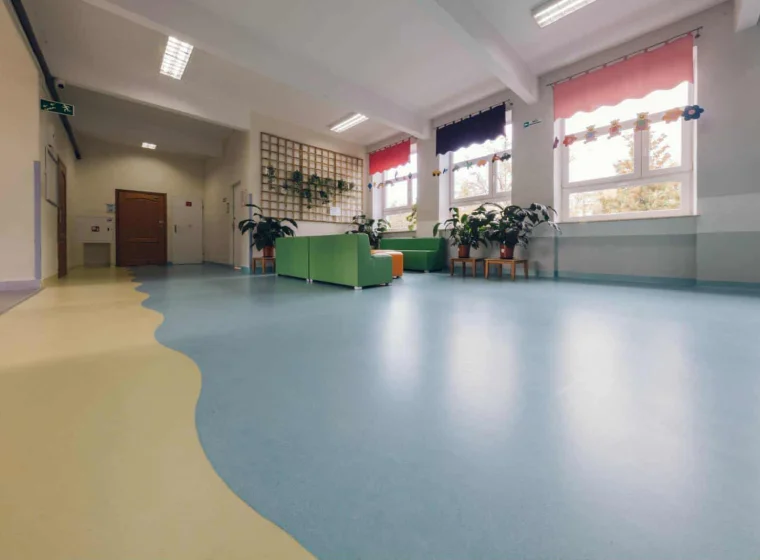Szkolny korytarz - montaż wykładzin PCV Fatra