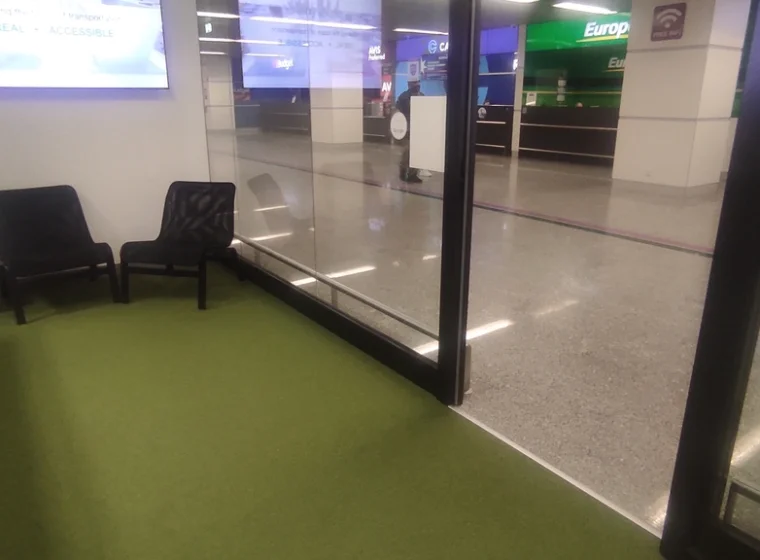Zielona wykładzina w wypożyczalni aut