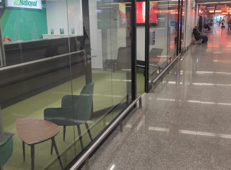 Zielona wykładzina w wypożyczalni aut
