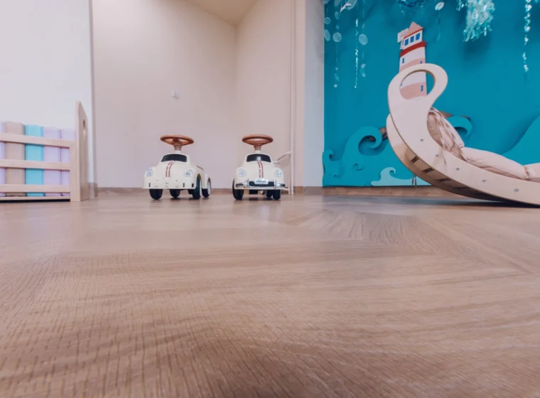 Realizacja montażu wykładziny w żłobku – 600 m² ciepła i przytulności