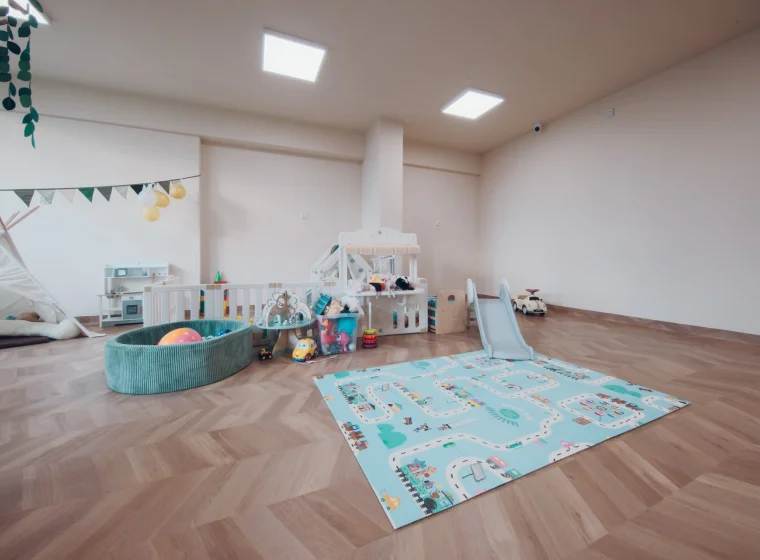 Realizacja montażu wykładziny w żłobku – 600 m² ciepła i przytulności