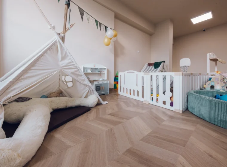 Realizacja montażu wykładziny w żłobku – 600 m² ciepła i przytulności