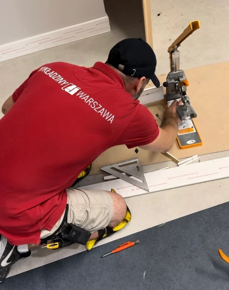 Wykładziny obiektowe z montażem – co zyskujesz i na co uważać przed zakupem?