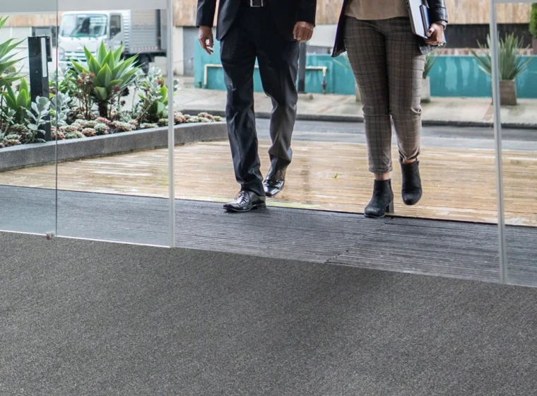 Co to są wycieraczki w formie płytek? Wycieraczki modułowe do biura