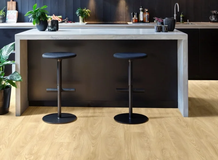 Co to jest EIR? EIR w panelach LVT i SPC – kiedy faktura podłogi ma znaczenie