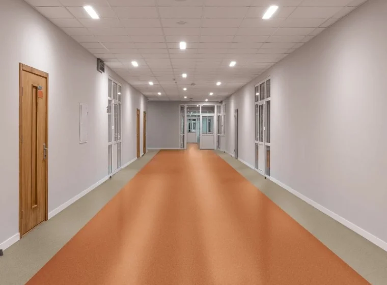 Wykładzina a odbiór sanepidu – jakie wymagania musi spełniać i jak uniknąć problemów?