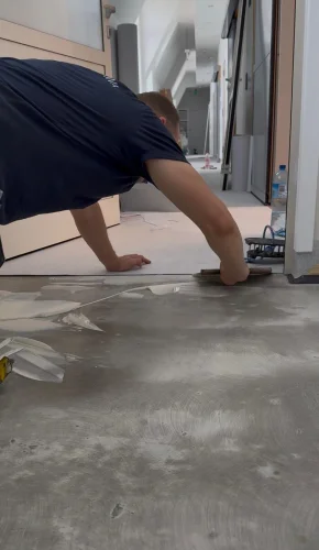 Kleje do wykładzin obiektowych – jaki wybrać? Dyspersyjne, akrylowe i reaktywne krok po kroku