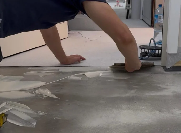 Kleje do wykładzin obiektowych – jaki wybrać? Dyspersyjne, akrylowe i reaktywne krok po kroku