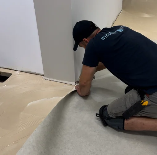 Doświadczony instalator wykładzin 