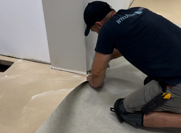 Doświadczony instalator wykładzin 