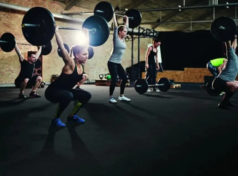 Jaka podłoga do siłowni i sal fitness? Przewodnik po najlepszych rozwiązaniach w 2025 roku.