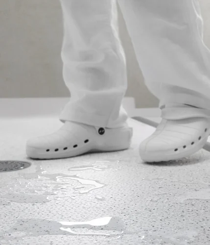 Antypoślizgowość wykładzin – klasy R i ich znaczenie w praktyce