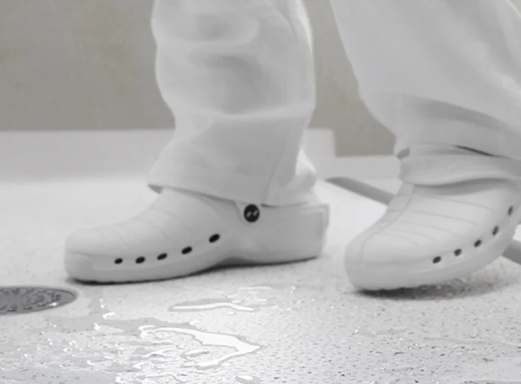 Antypoślizgowość wykładzin – klasy R i ich znaczenie w praktyce