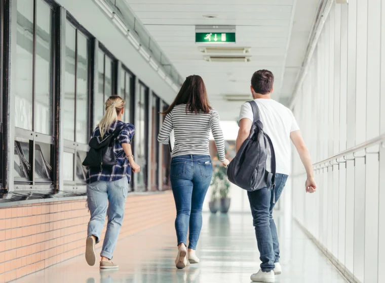 Wykładziny na drogach ewakuacyjnych – jakie wymagania ppoż muszą spełniać podłogi w obiektach komercyjnych?