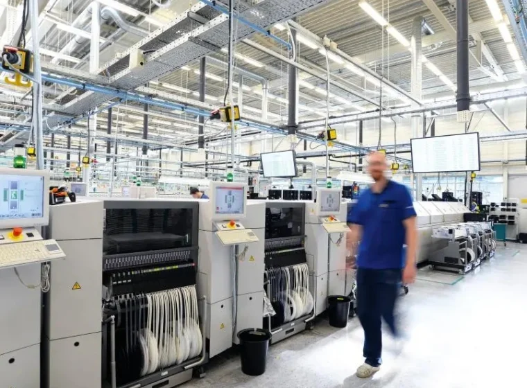 Jaka wykładzina przemysłowa sprawdzi się najlepiej w hali produkcyjnej?