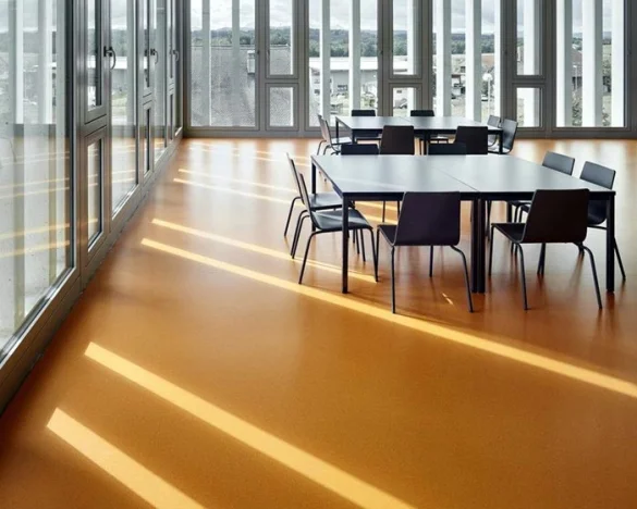 Wykładzina kauczukowa czy PVC? Co wybrać do biura, szpitala, szkoły i obiektu komercyjnego?