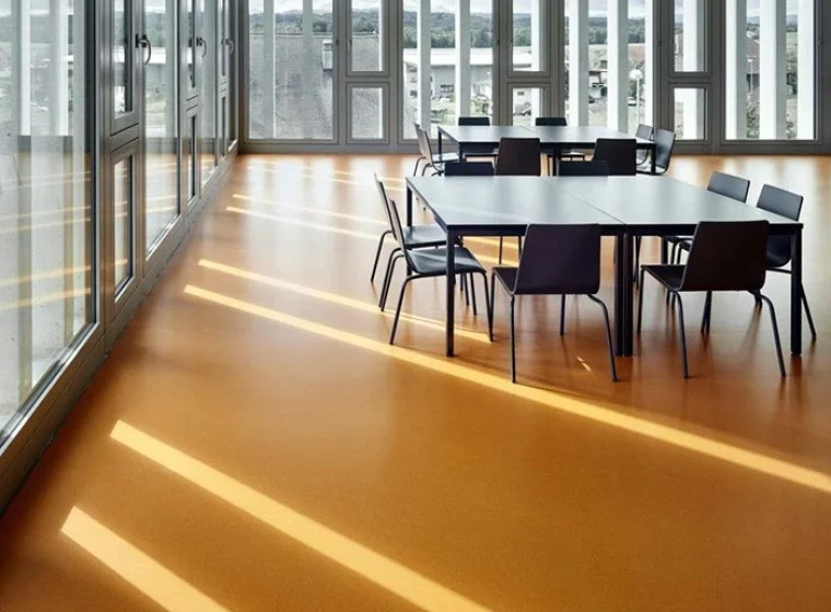 Wykładzina kauczukowa czy PVC? Co wybrać do biura, szpitala, szkoły i obiektu komercyjnego?